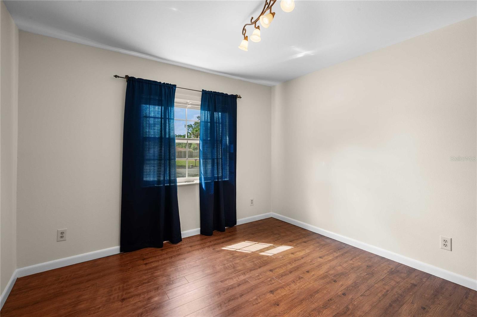 Listing photo id 5 for 2122 Ramblewood Lane