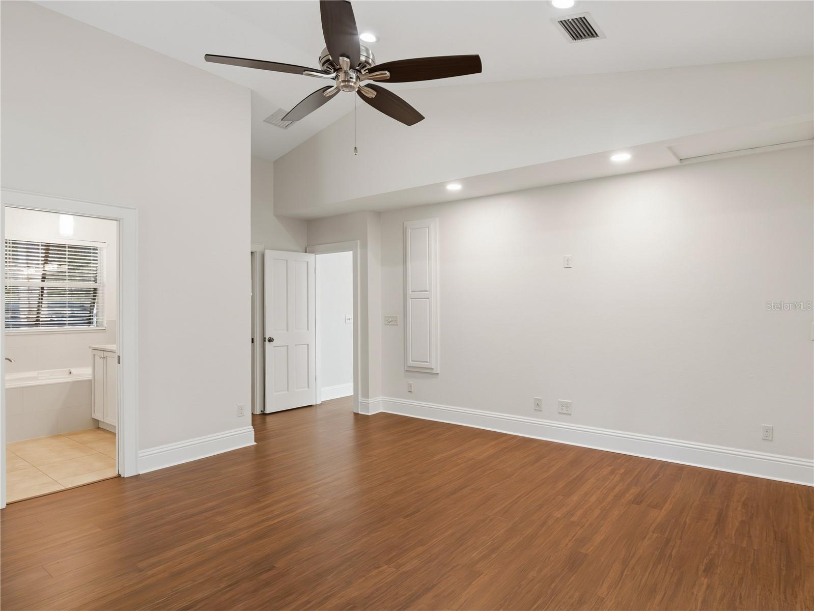 Image 19 of 56 For 6043 Lake Erie Road