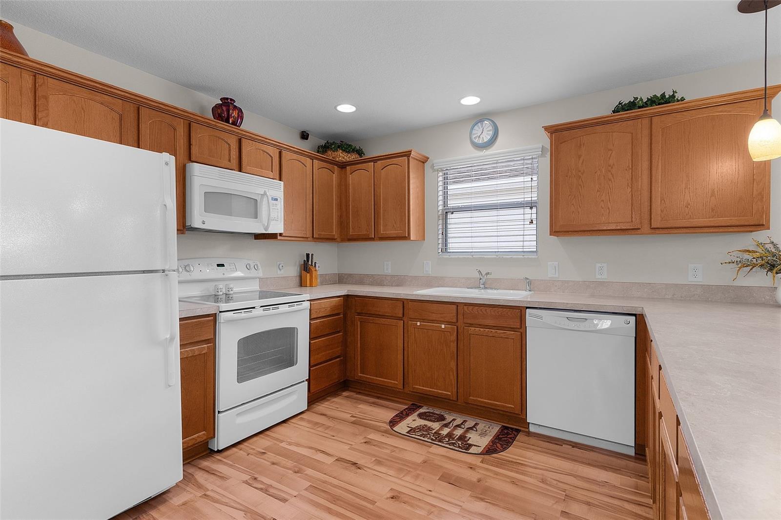 Image 15 of 37 For 870 Orwell Street