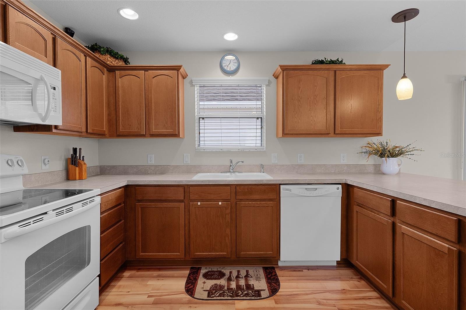 Image 16 of 37 For 870 Orwell Street