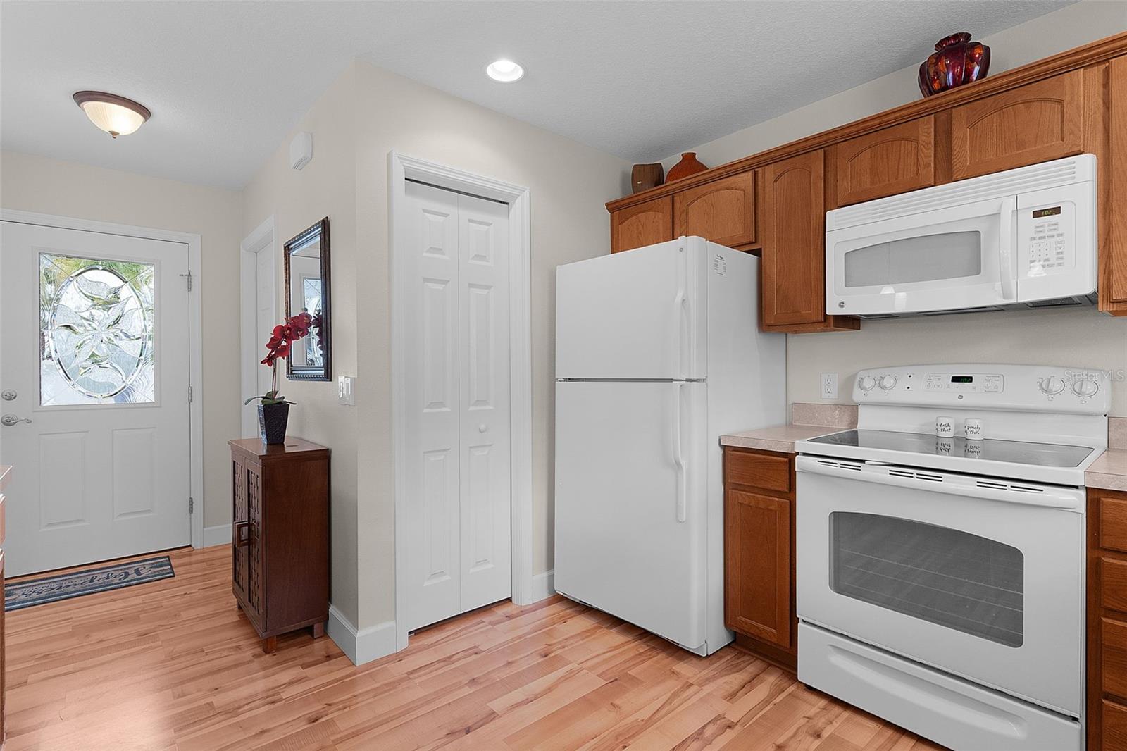 Image 17 of 37 For 870 Orwell Street