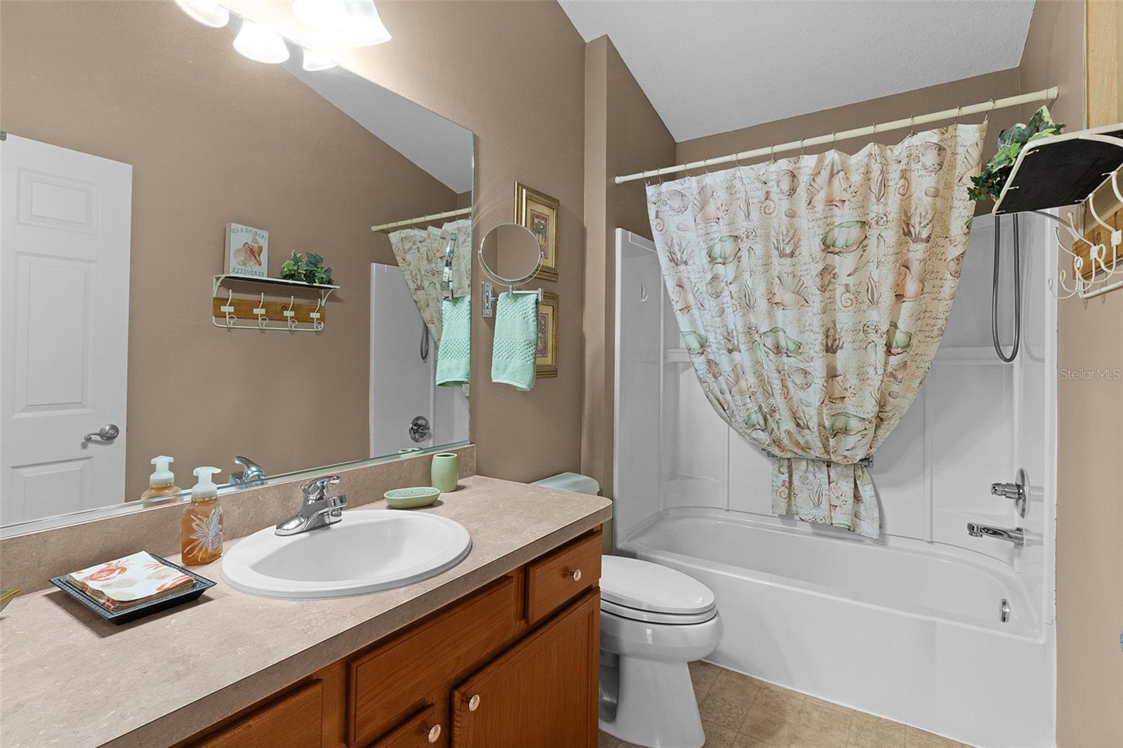 Image 26 of 37 For 870 Orwell Street