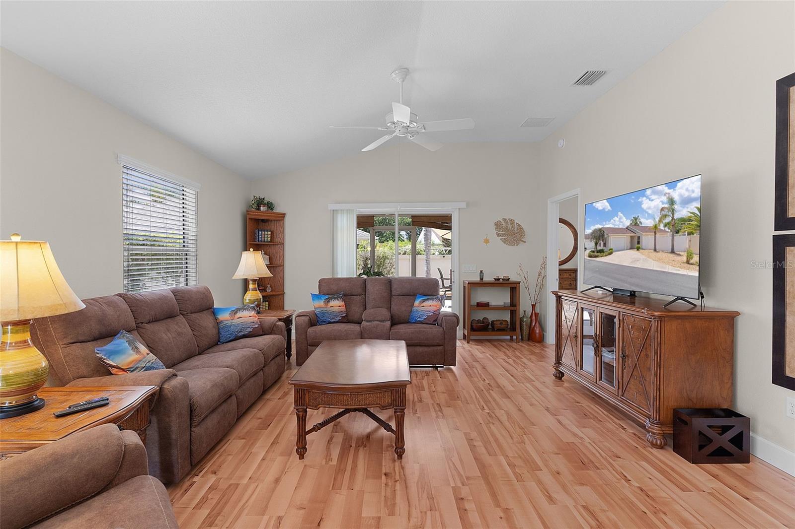 Image 8 of 37 For 870 Orwell Street