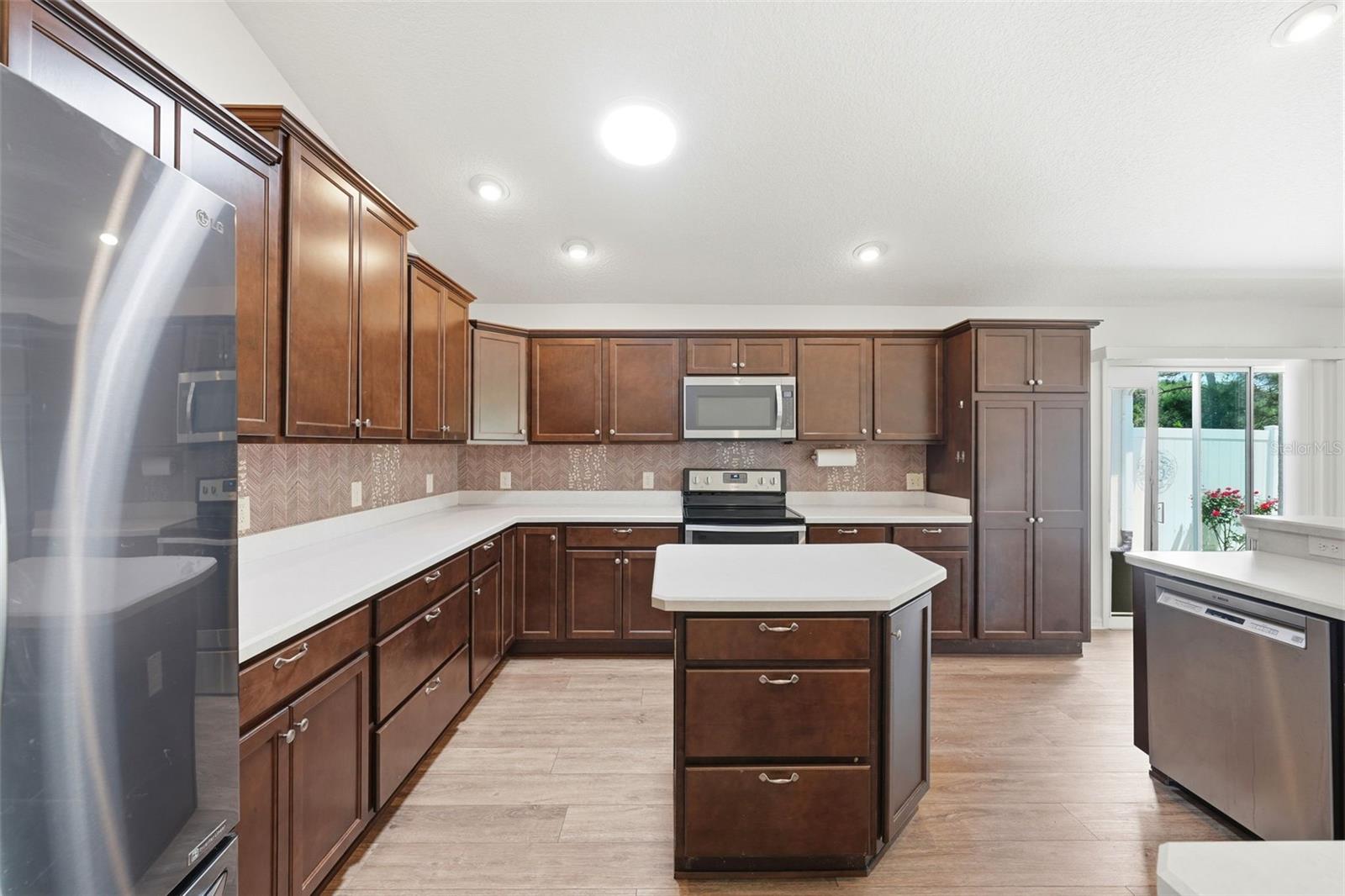 Image 17 of 65 For 2975 Thayer Terrace