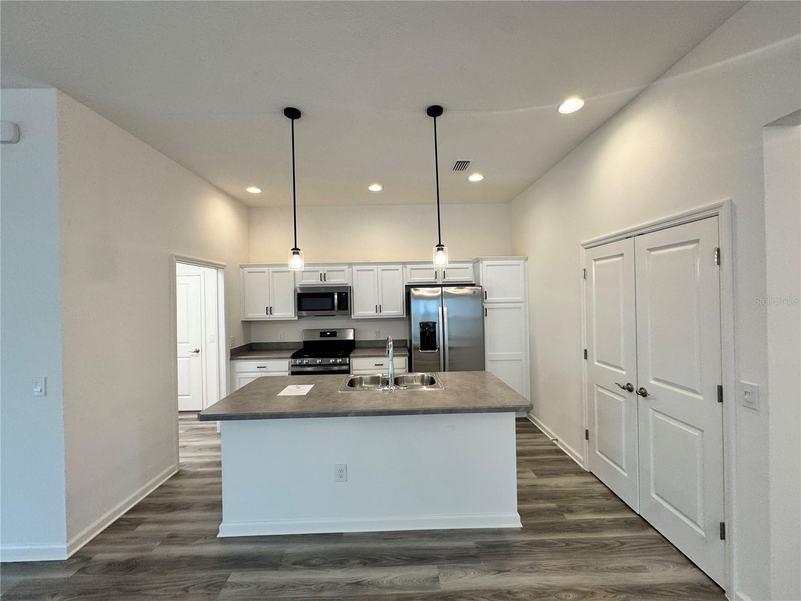 Image 3 of 21 For 854 Morley Avenue