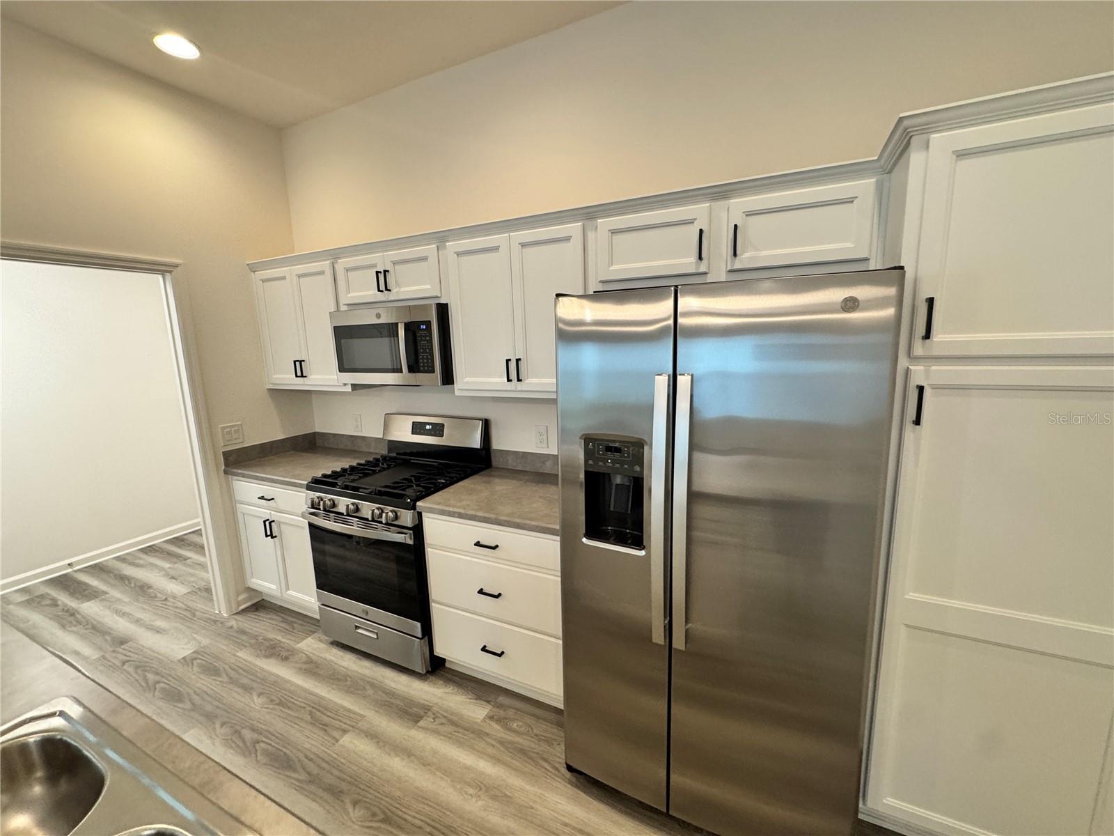 Image 4 of 21 For 854 Morley Avenue