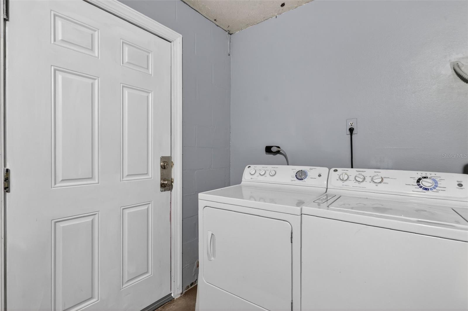 Image 17 of 34 For 610 Palmetto Drive