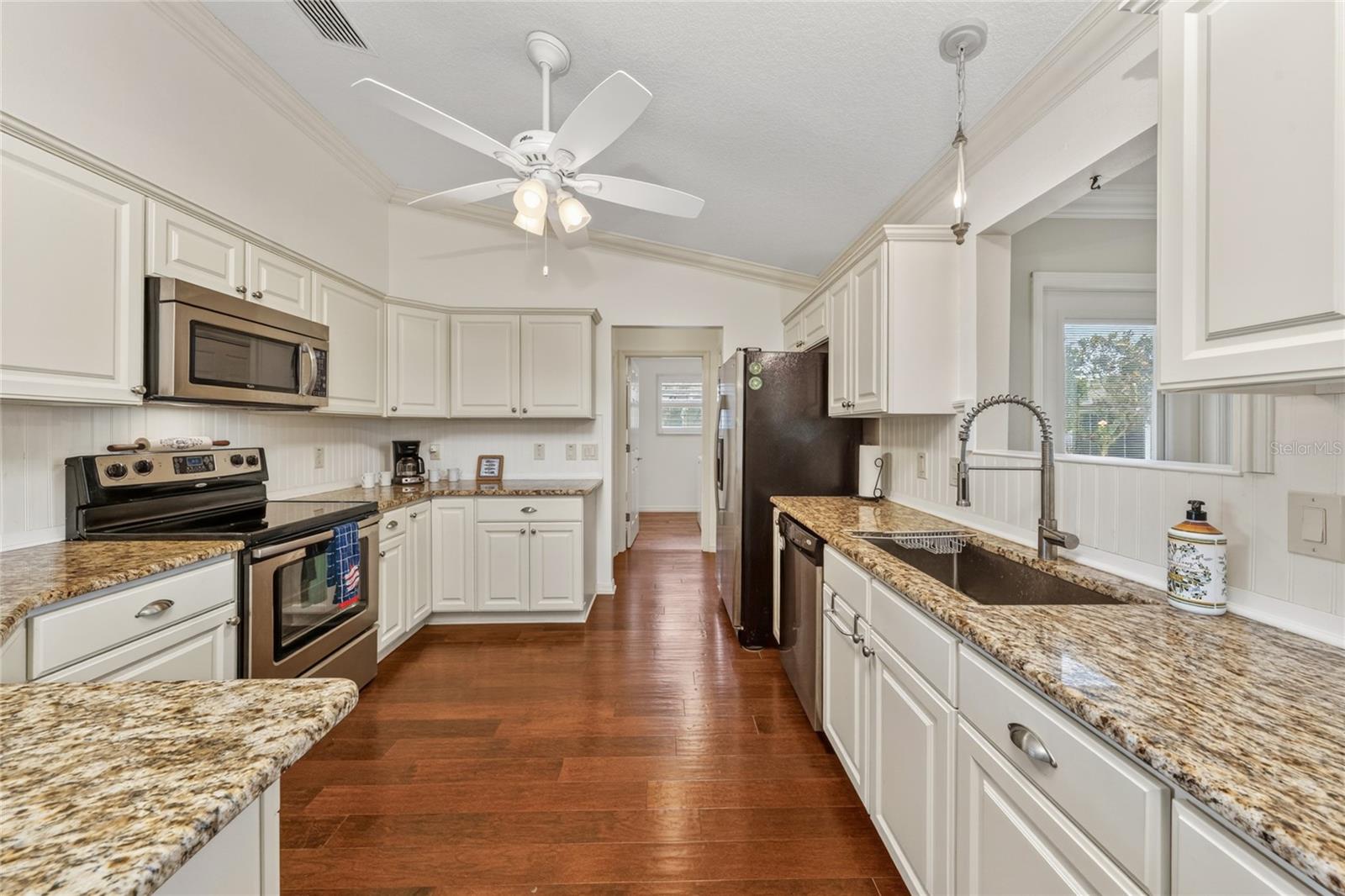 Image 4 of 46 For 854 Fenwick Loop