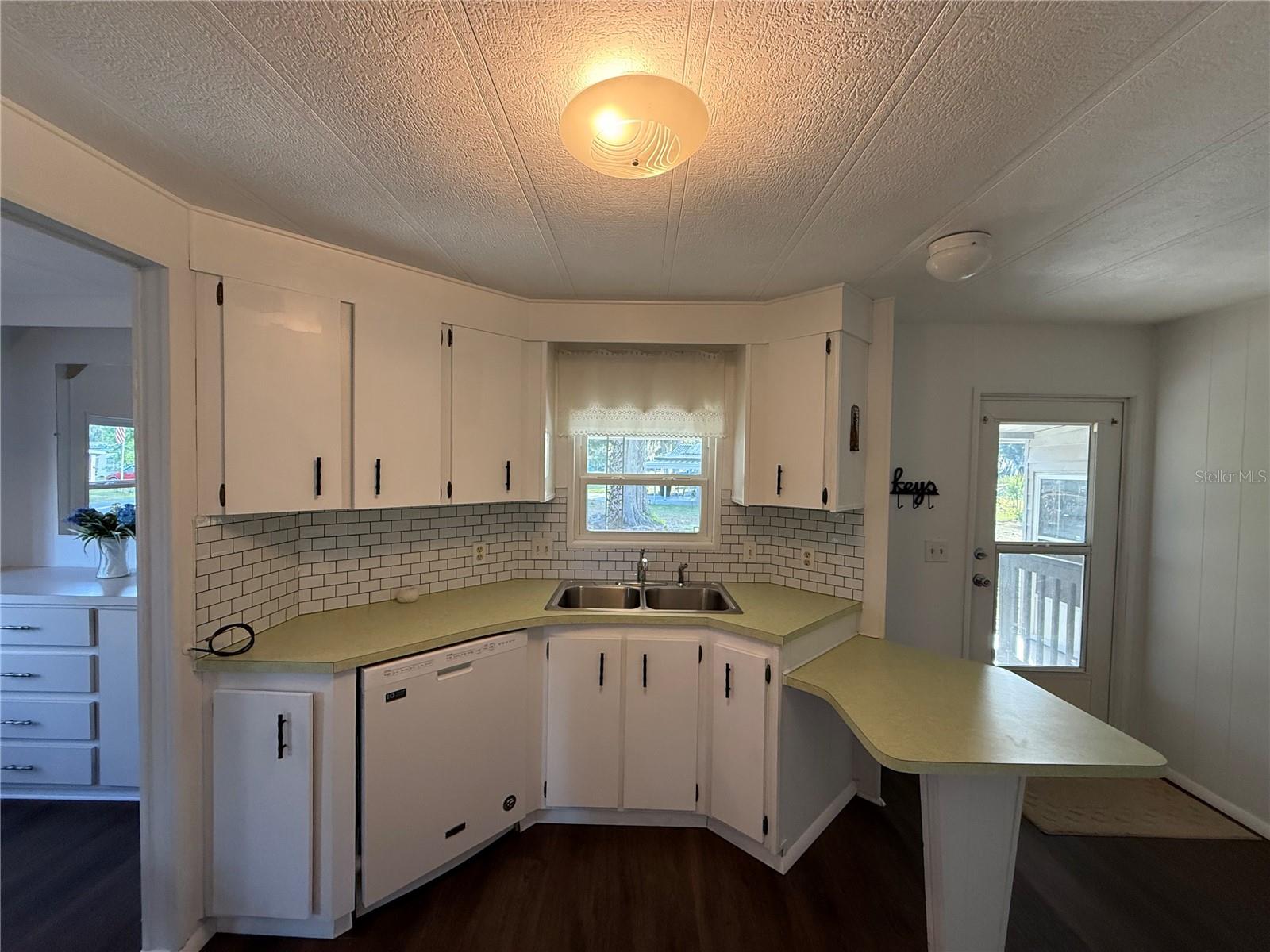 Image 6 of 40 For 27 Bobwhite Road