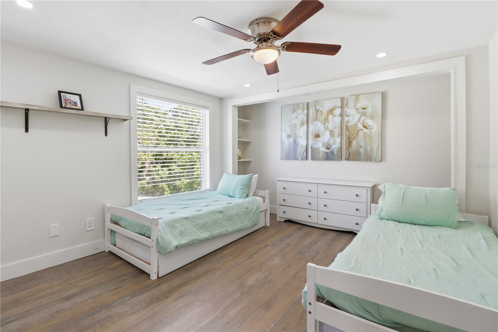 Image 21 of 49 For 9235 Harbor Isle Court