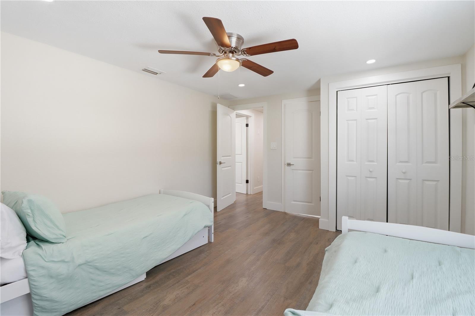 Image 22 of 49 For 9235 Harbor Isle Court