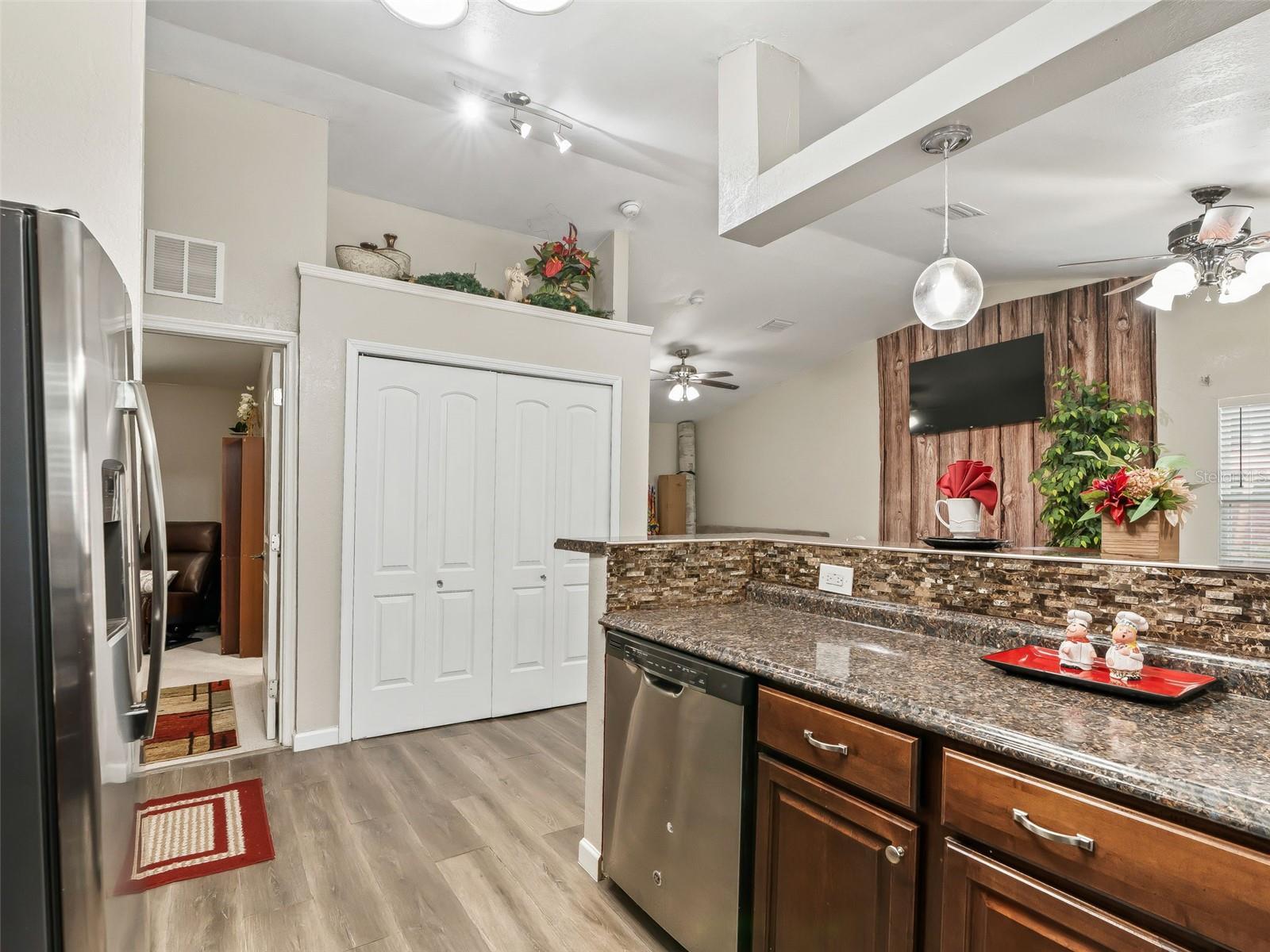 Image 38 of 63 For 7157 Knoxville Dr