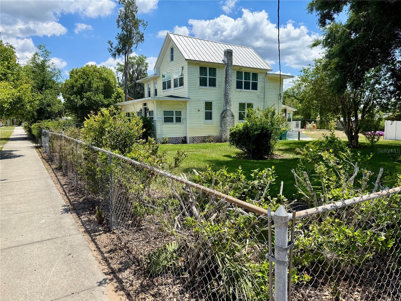 Image 4 of 76 For 708 Lemon Avenue