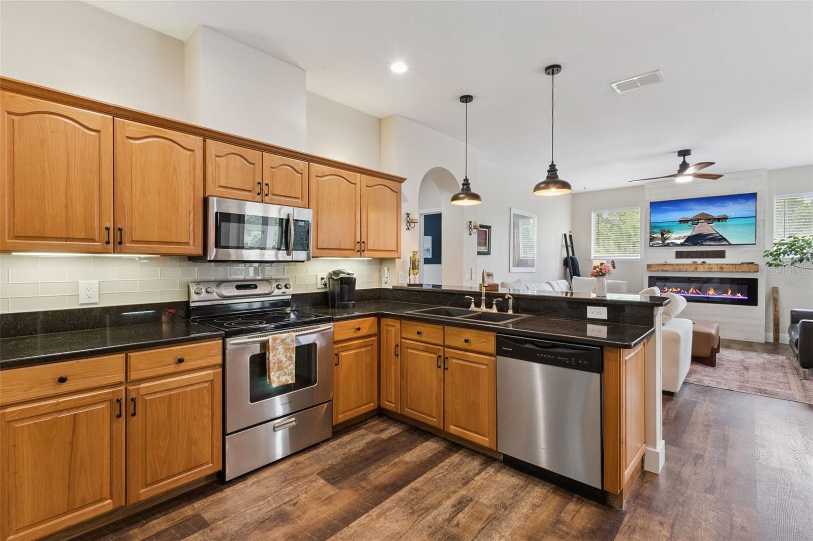 Listing photo id 11 for 2360 Park Forest Boulevard