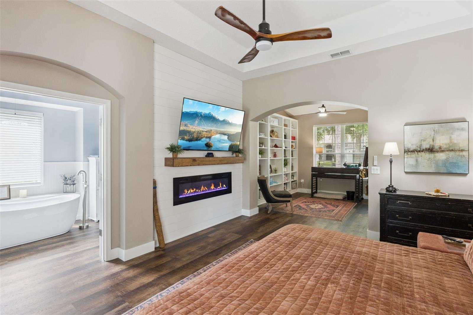 Listing photo id 18 for 2360 Park Forest Boulevard