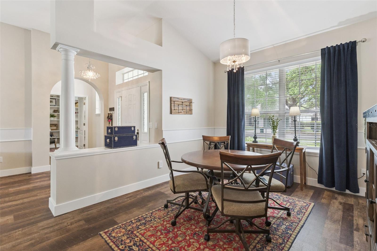 Listing photo id 3 for 2360 Park Forest Boulevard