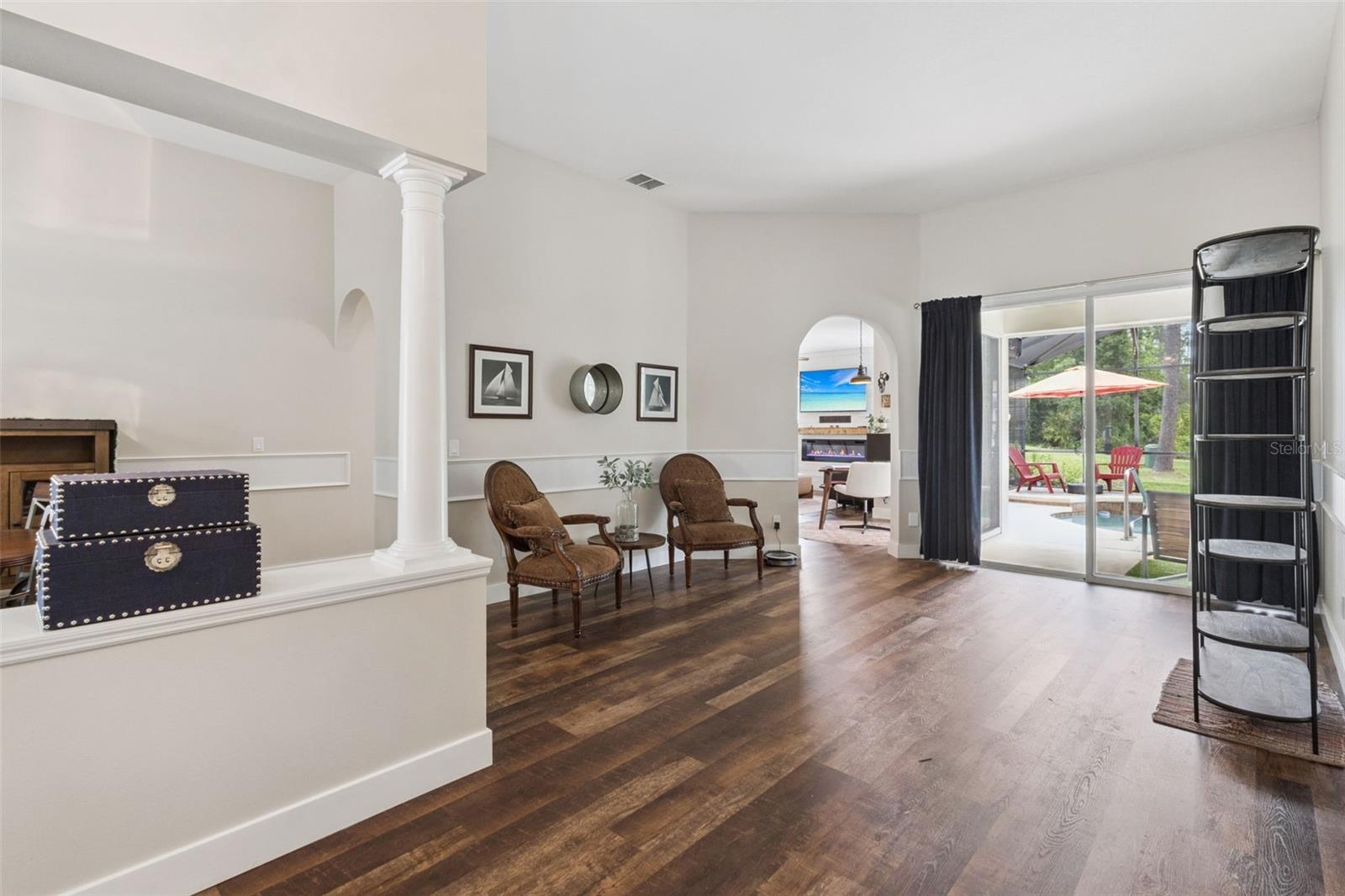 Listing photo id 5 for 2360 Park Forest Boulevard