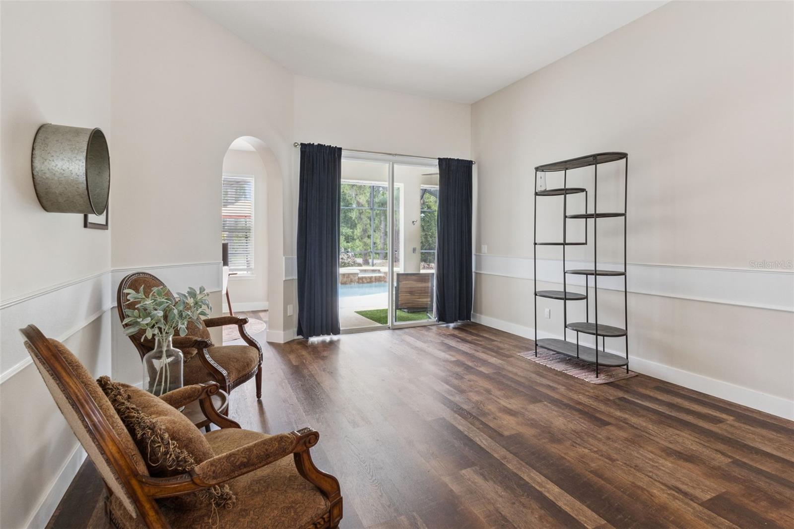 Listing photo id 6 for 2360 Park Forest Boulevard