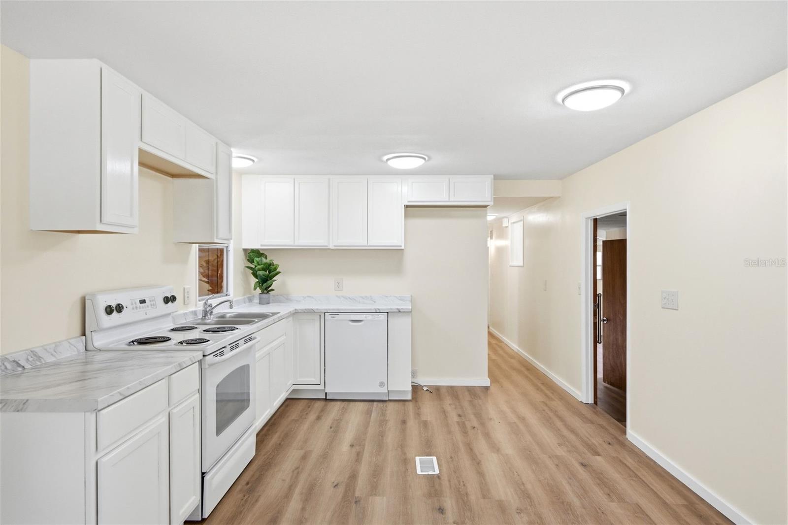 Image 18 of 35 For 14742 Mandarin Street