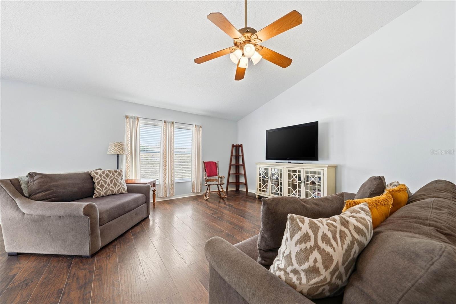 Image 4 of 34 For 812 Shore Breeze Way