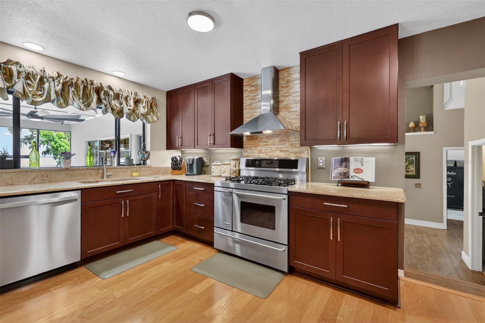 Image 12 of 83 For 32739 Lake Eustis Drive