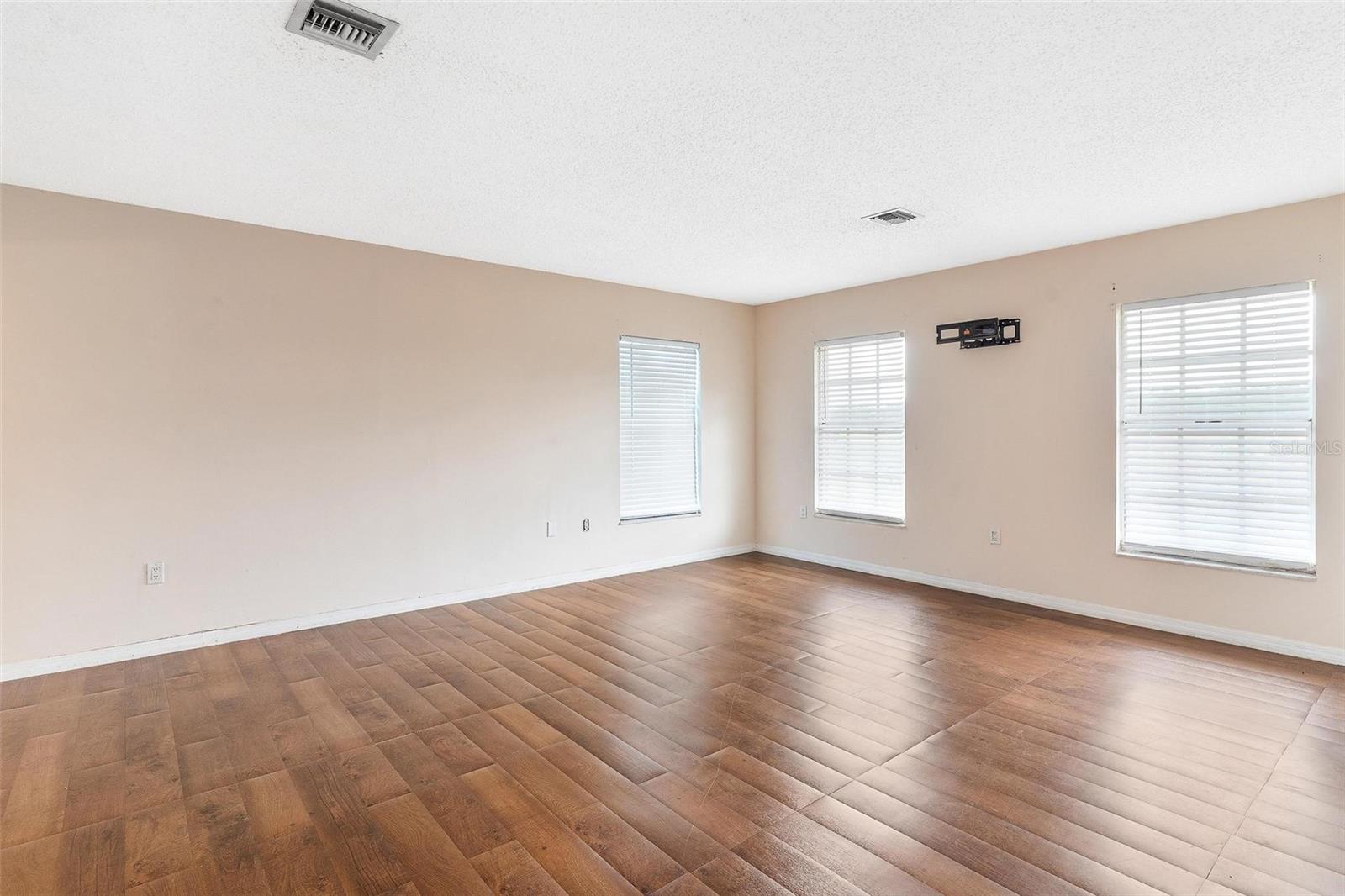 Image 31 of 57 For 2500 Urick Street