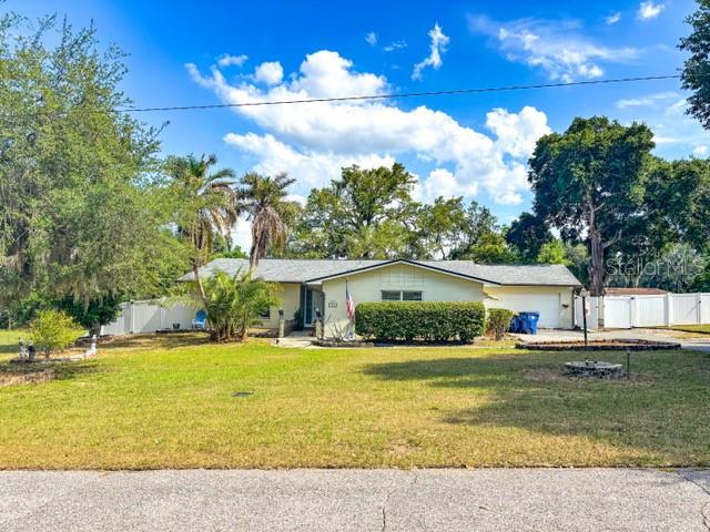 Details for 121 E Pine St, HOWEY IN THE HILLS, FL 34737