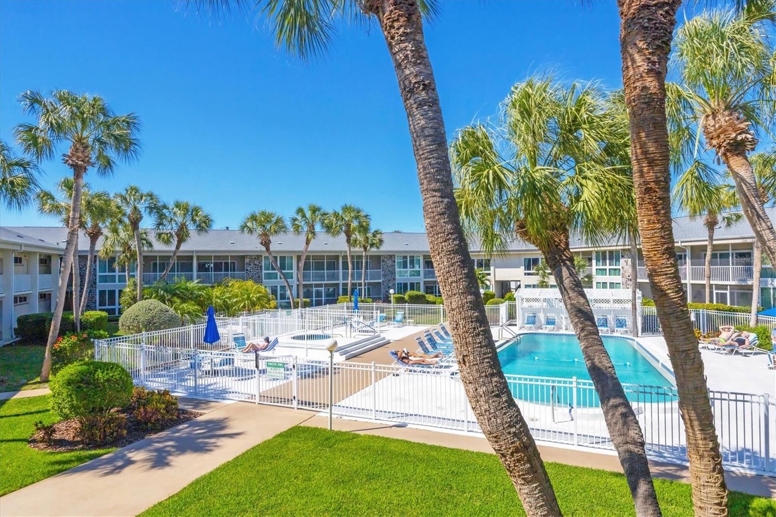 Listing photo id 29 for 500 Washington Drive 14a