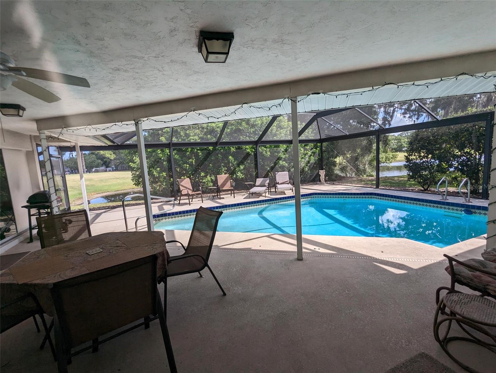 Listing photo id 5 for 5409 Palm Aire Drive