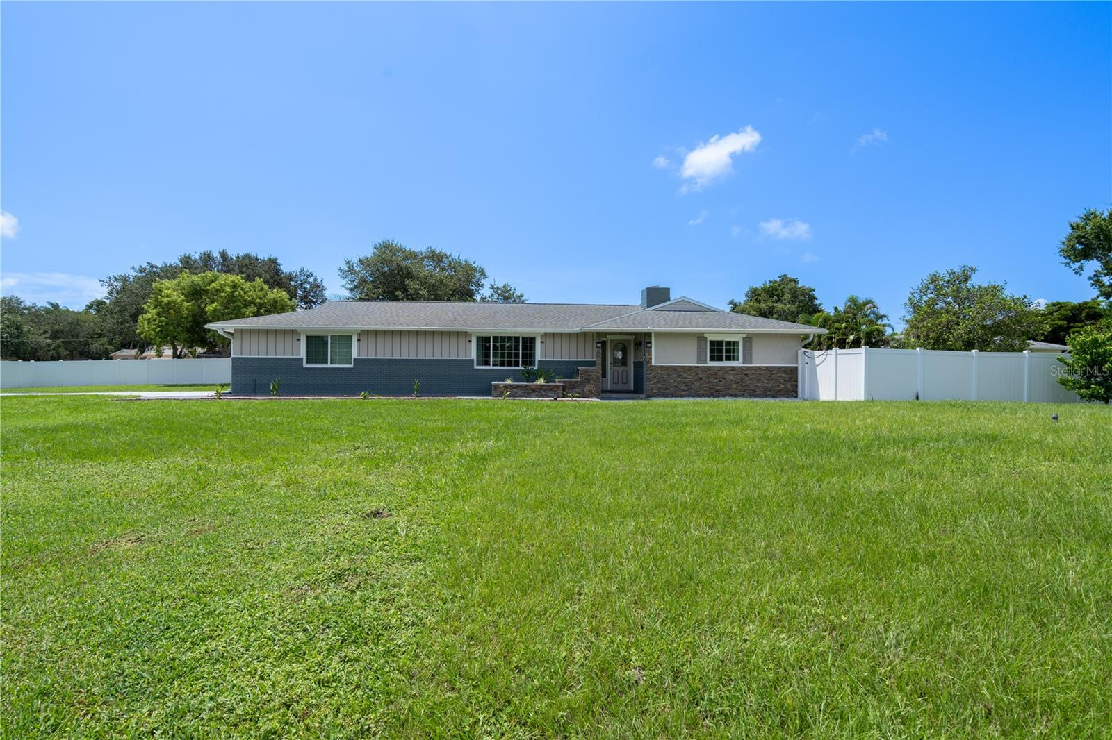 Listing photo id 0 for 2140 Pinehurst Street