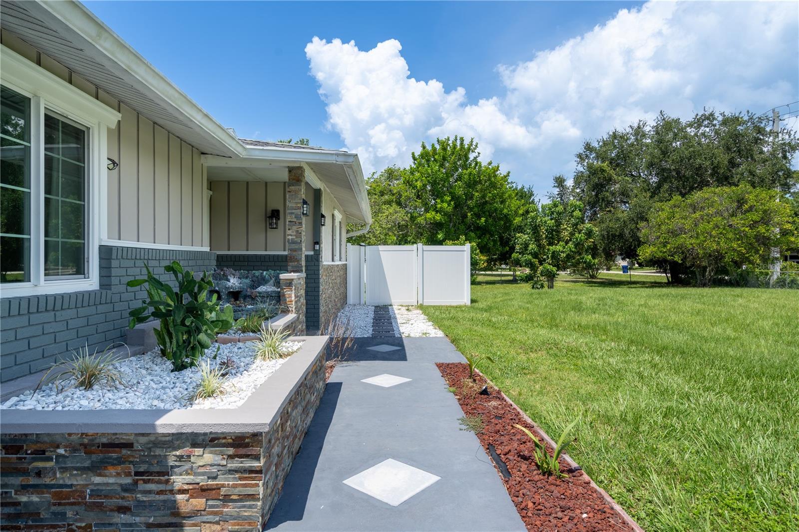 Listing photo id 2 for 2140 Pinehurst Street