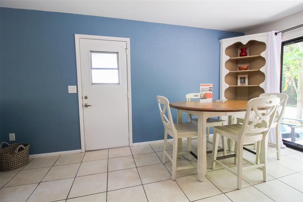 Listing photo id 10 for 1116 Royal Road
