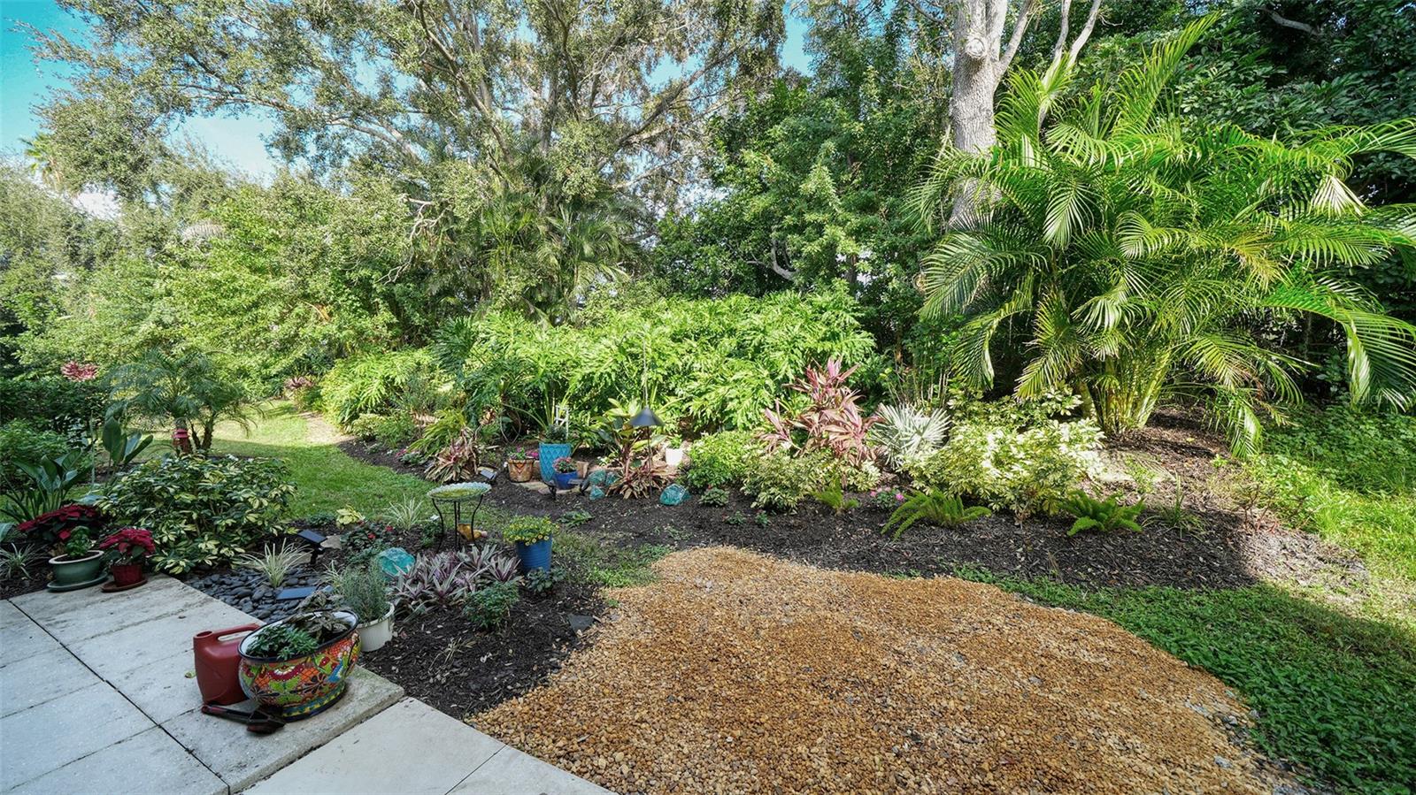 Image 24 of 92 For 8375 Glenrose Way 211