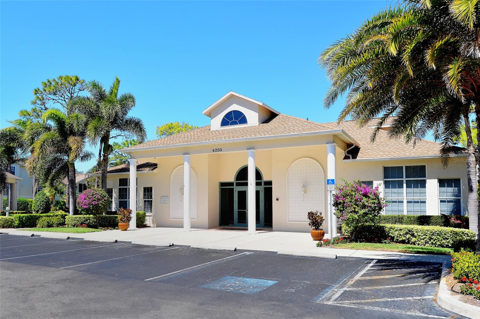 Image 27 of 92 For 8375 Glenrose Way 211