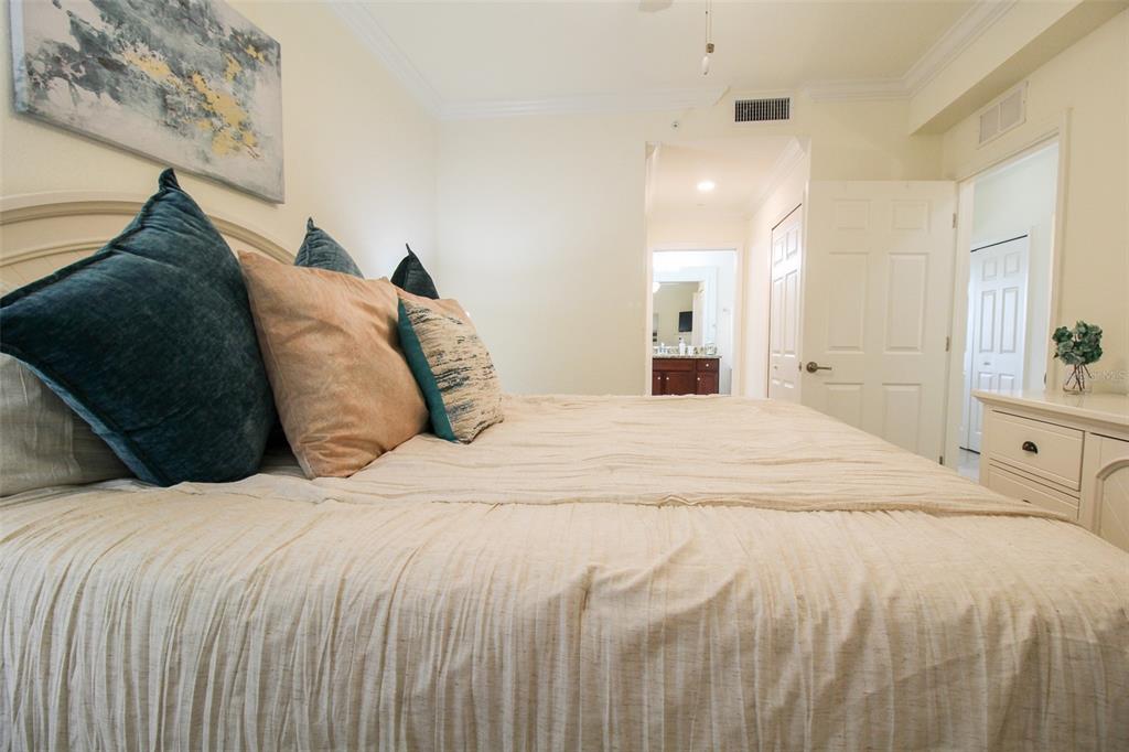 Image 21 of 53 For 16814 Vardon Terrace 102