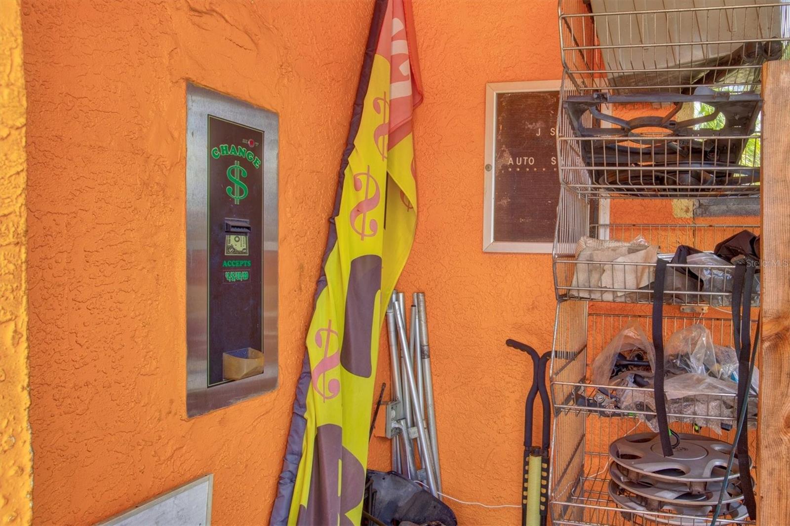 Listing photo id 13 for 15182 Dahlgren Avenue