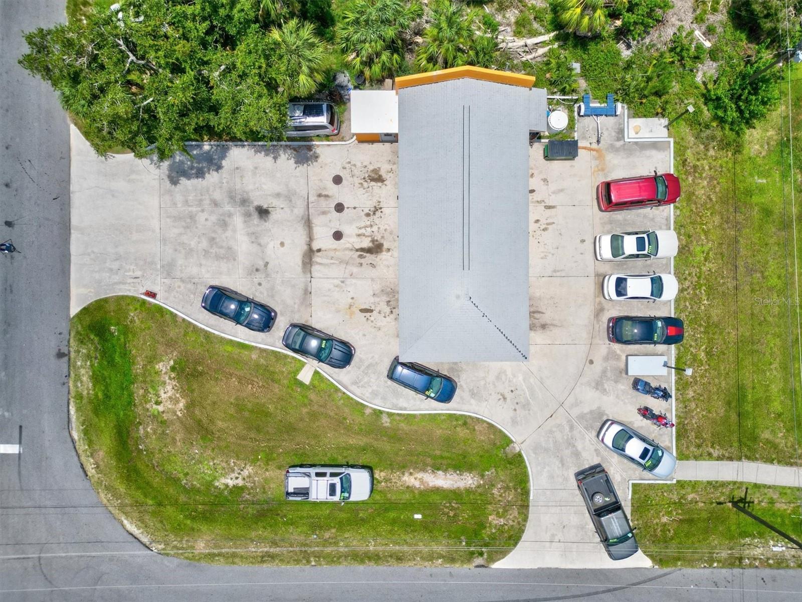 Listing photo id 48 for 15182 Dahlgren Avenue