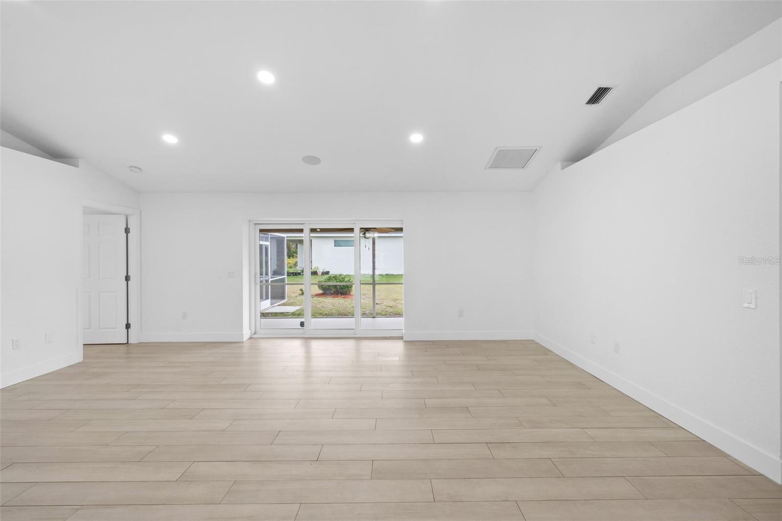 Image 29 of 75 For 4892 Crabapple Avenue