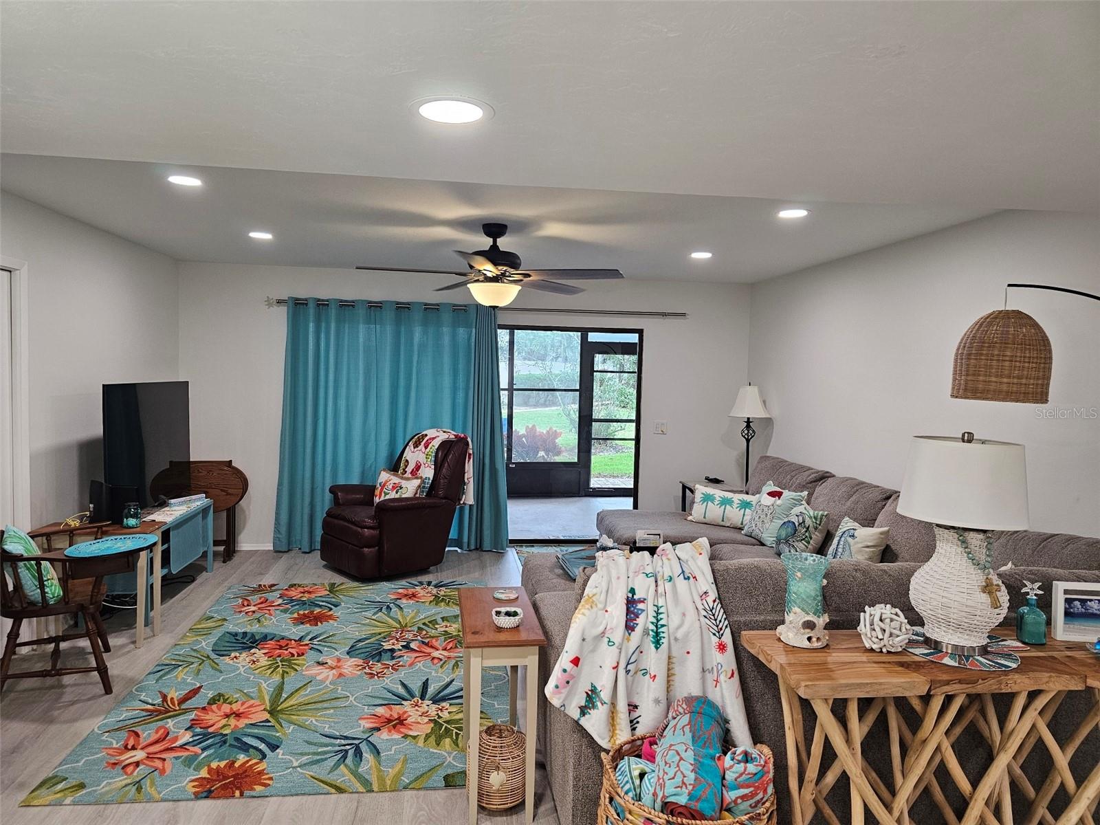 Image 11 of 41 For 409 Palm Tree Drive 409