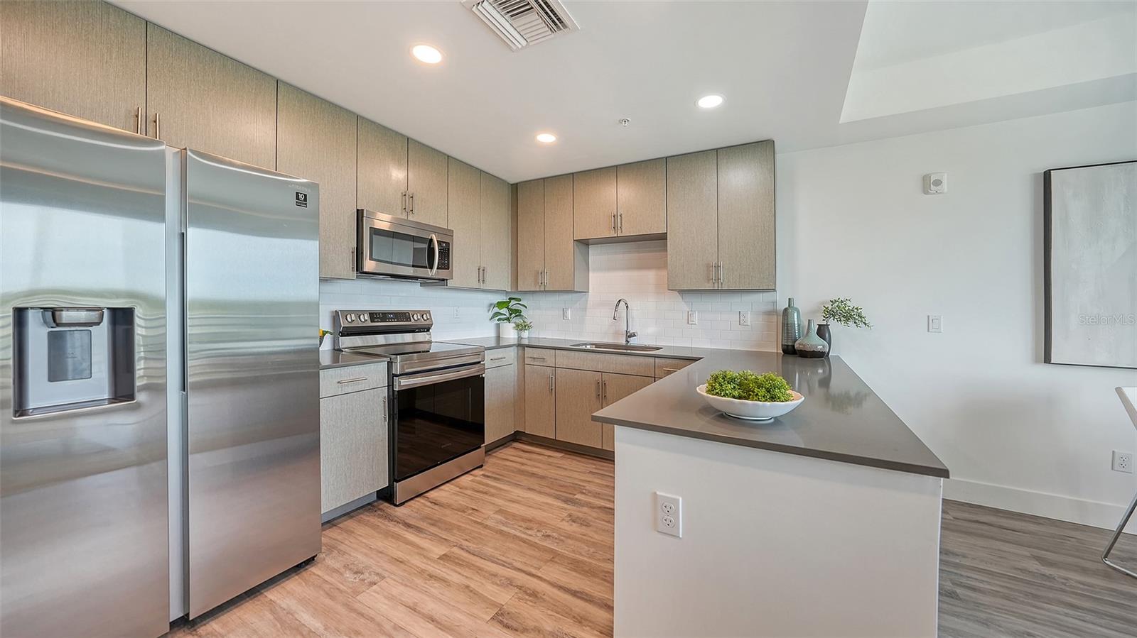 Listing photo id 8 for 1709 Tamiami Trail 502a