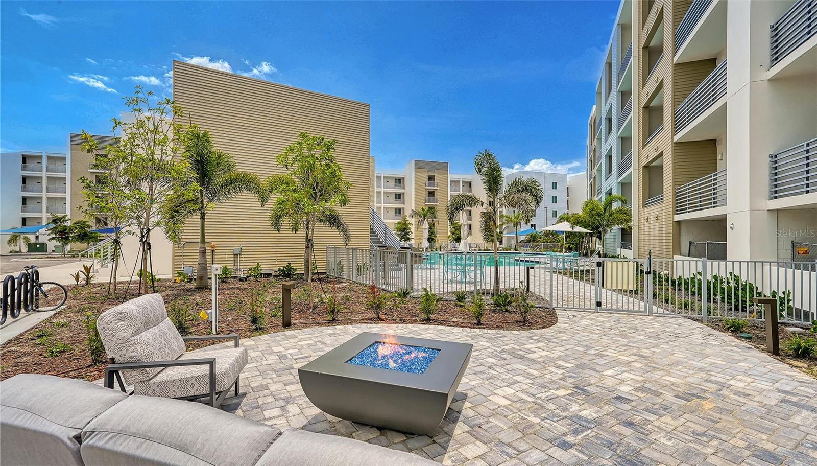 Listing photo id 25 for 1709 Tamiami Trail 502a