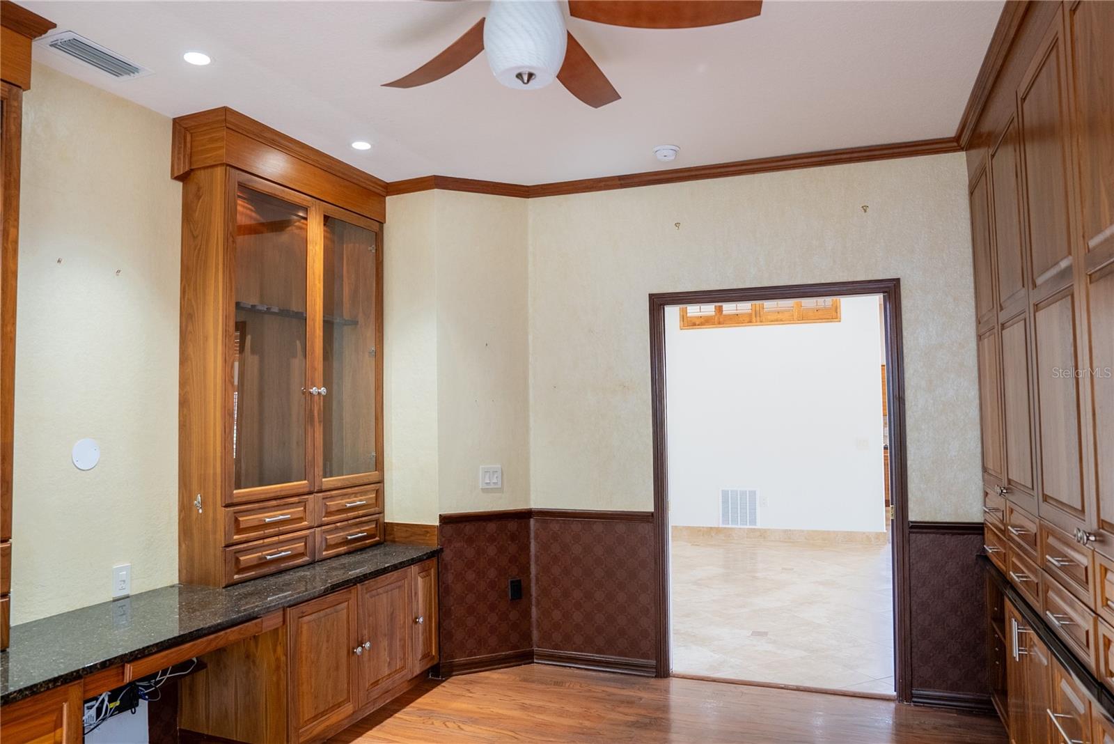 Image 11 of 37 For 326 Saint George Court 14
