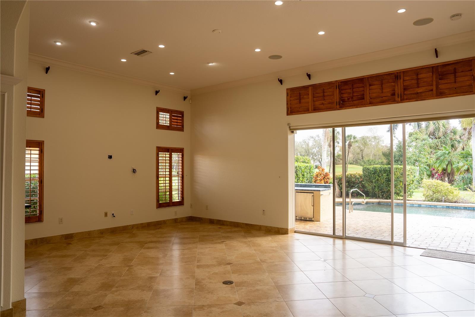 Image 18 of 37 For 326 Saint George Court 14