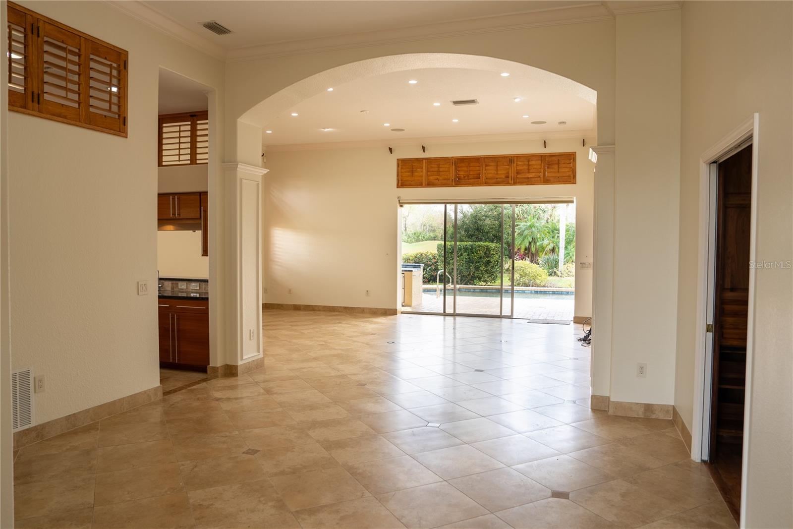 Image 6 of 37 For 326 Saint George Court 14