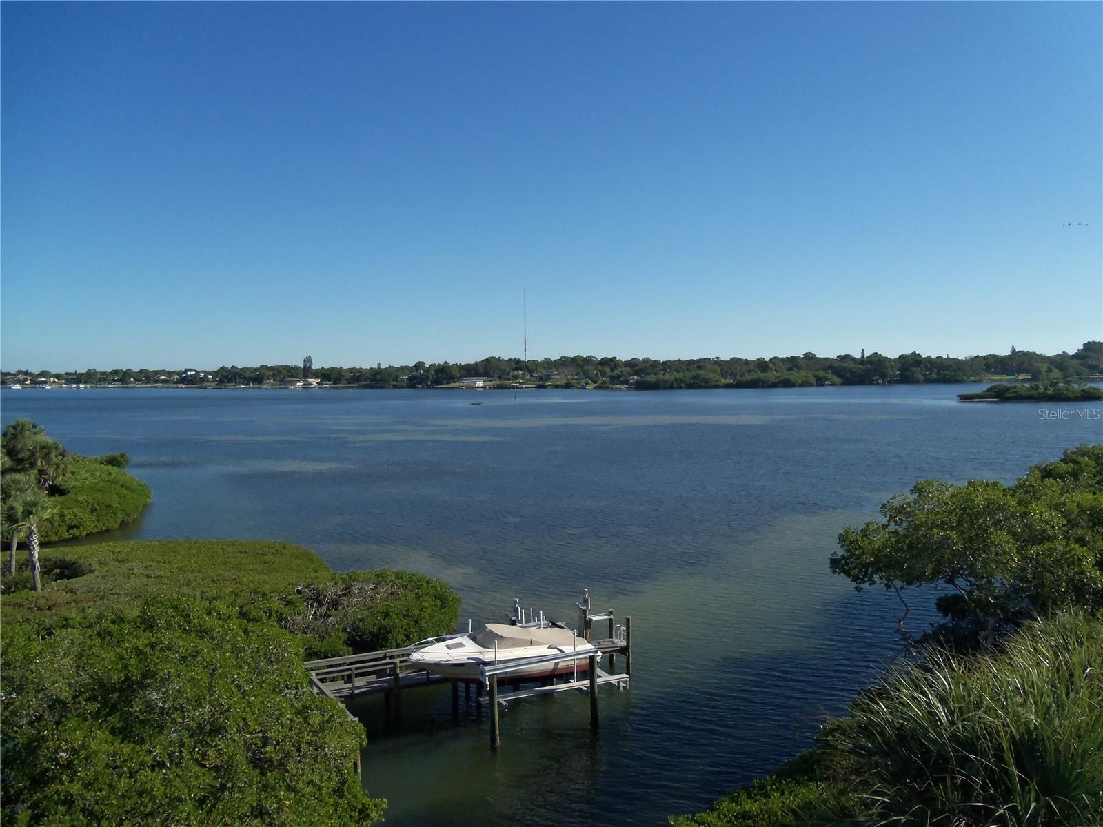 Listing photo id 15 for 1210 Casey Key Road