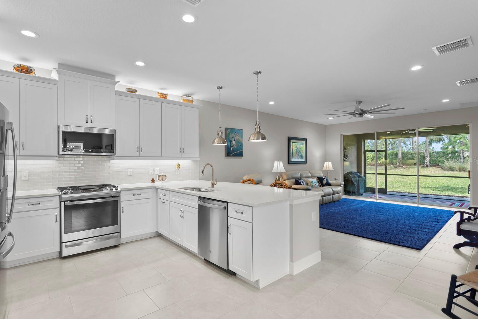 Listing photo id 11 for 4917 Avila Lakes Drive