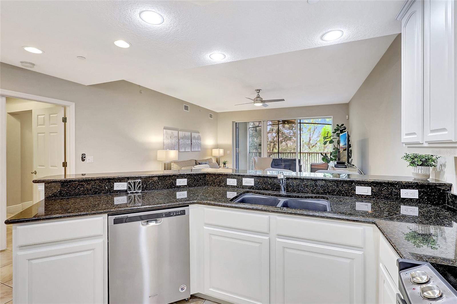 Listing photo id 14 for 6465 Watercrest Way 202