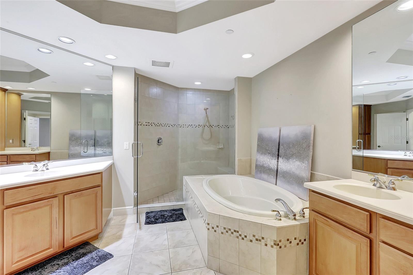 Listing photo id 24 for 6465 Watercrest Way 202