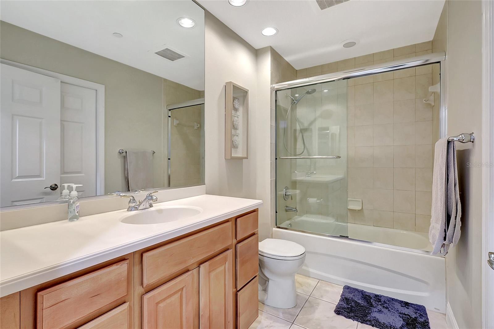 Listing photo id 33 for 6465 Watercrest Way 202