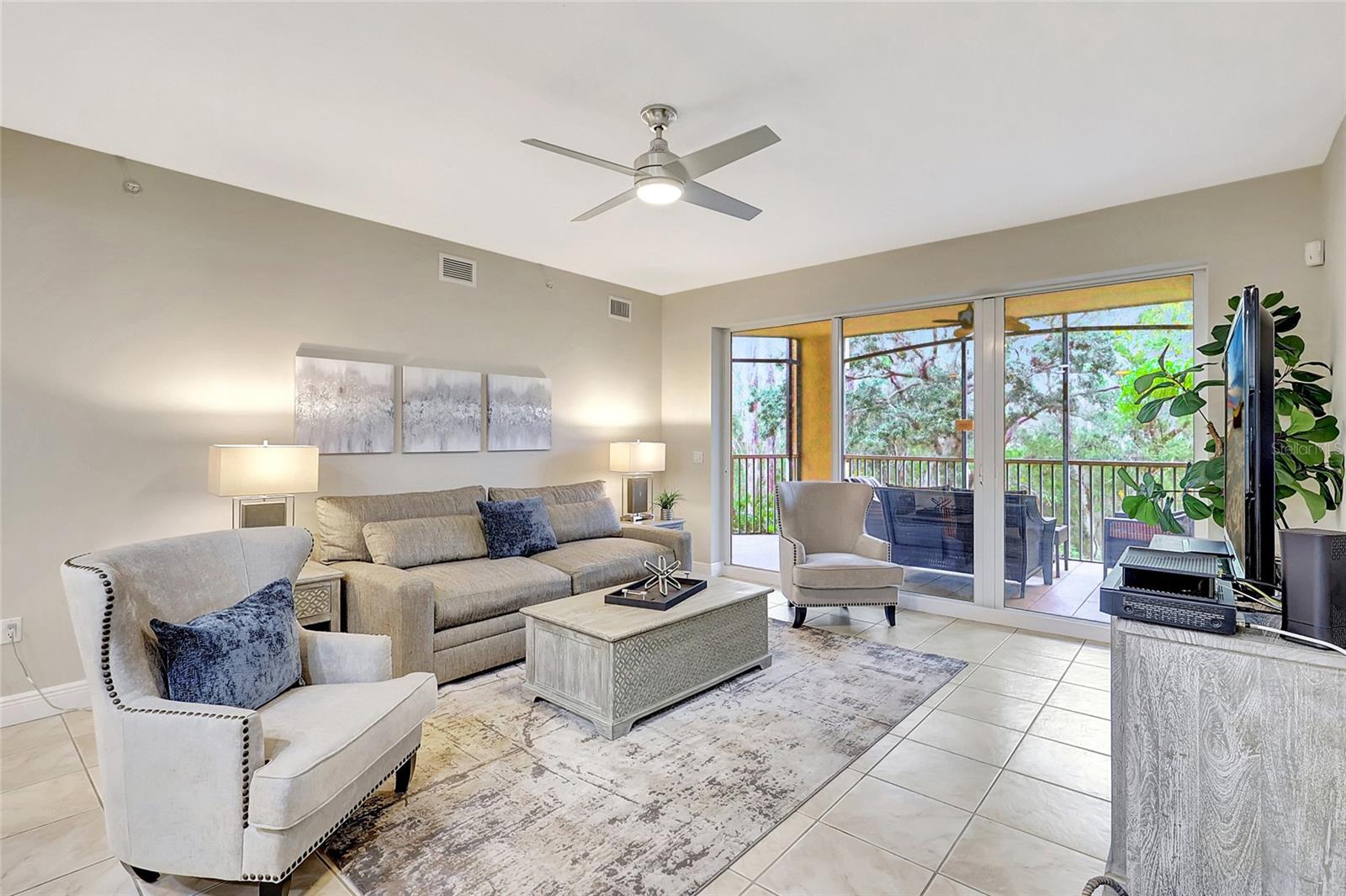 Listing photo id 2 for 6465 Watercrest Way 202